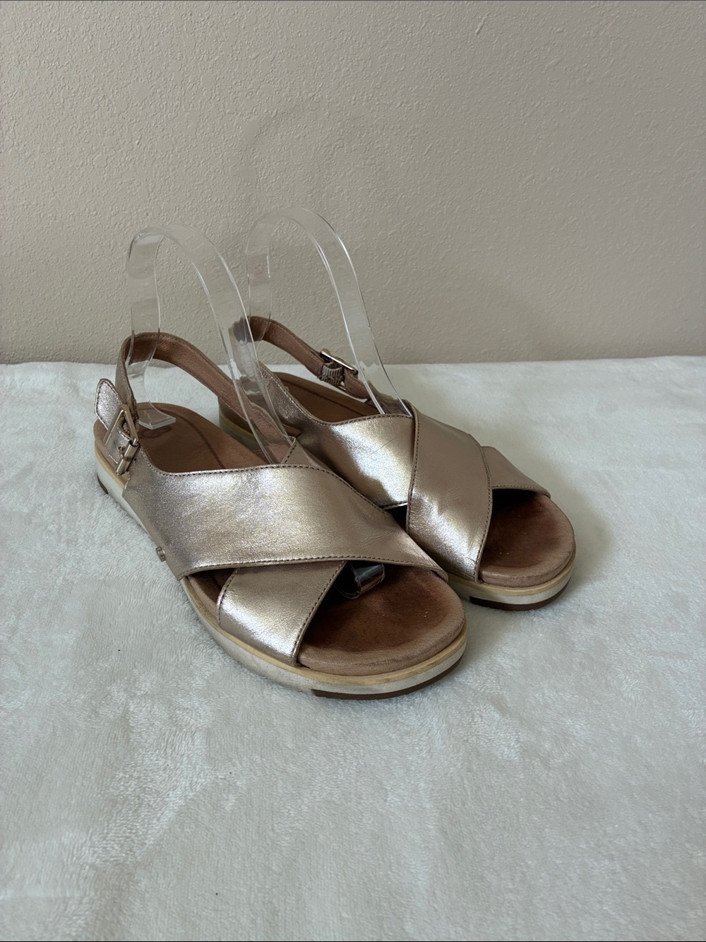 Ugg‎ Women Size 8 Gold Metallic Leather Kamile Sandals Comfort Feminine Summer